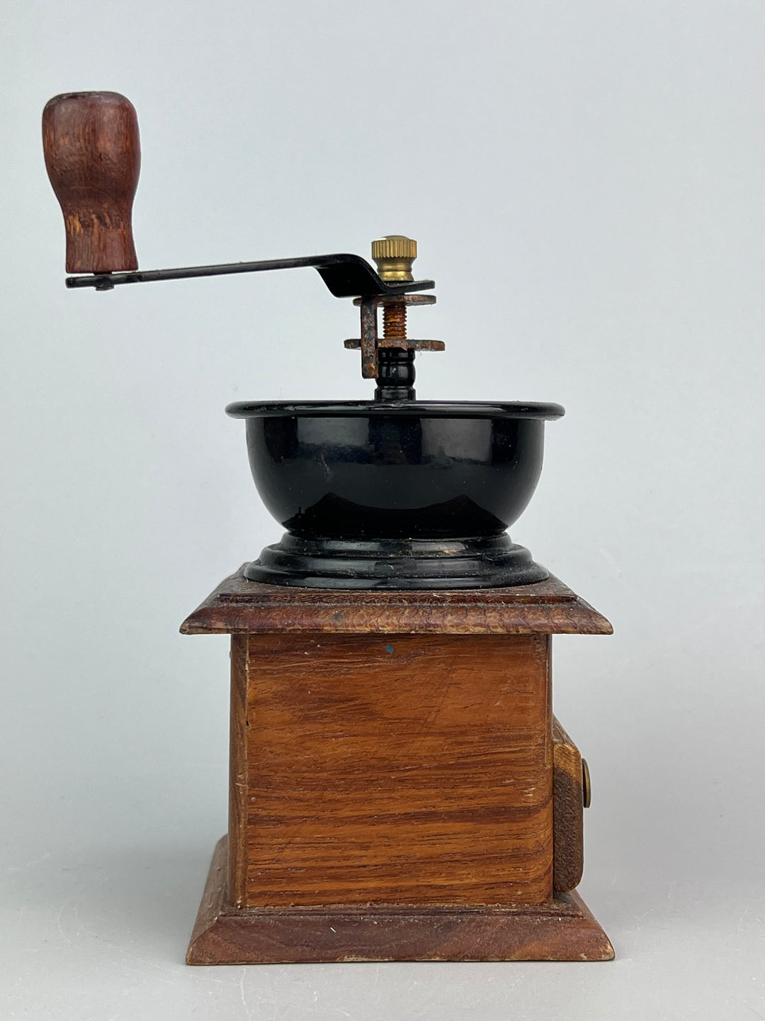 Macinacaffè vintage in legno e metallo in stile tradizionale