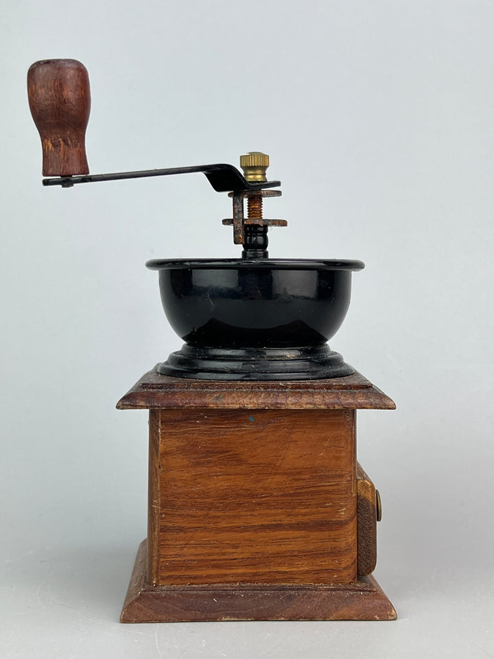 Macinacaffè vintage in legno e metallo in stile tradizionale