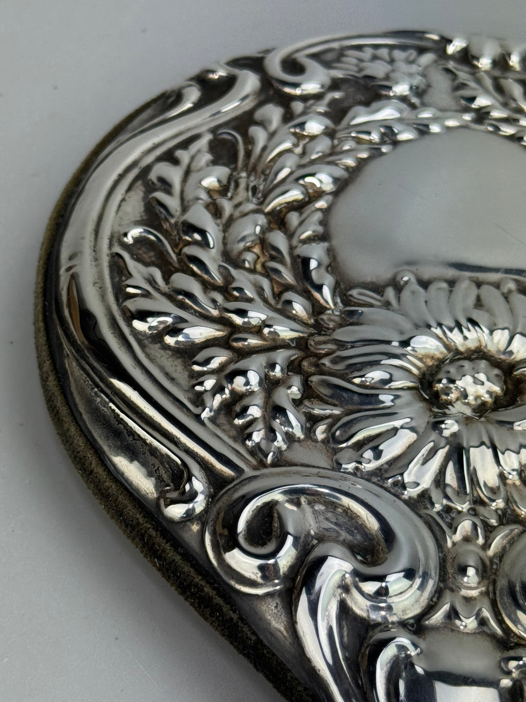 Specchietto da mano in argento cesellato decoro floreale Liberty