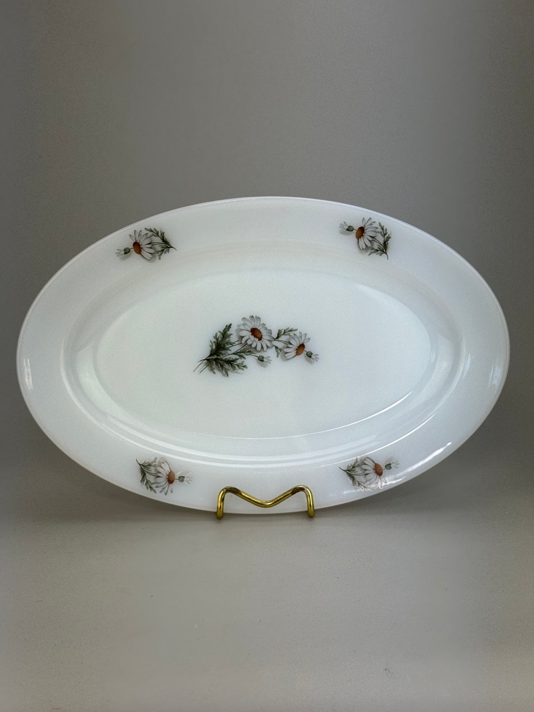 Vassoio Vintage Arcopal France in vetro opalino con decoro margherite