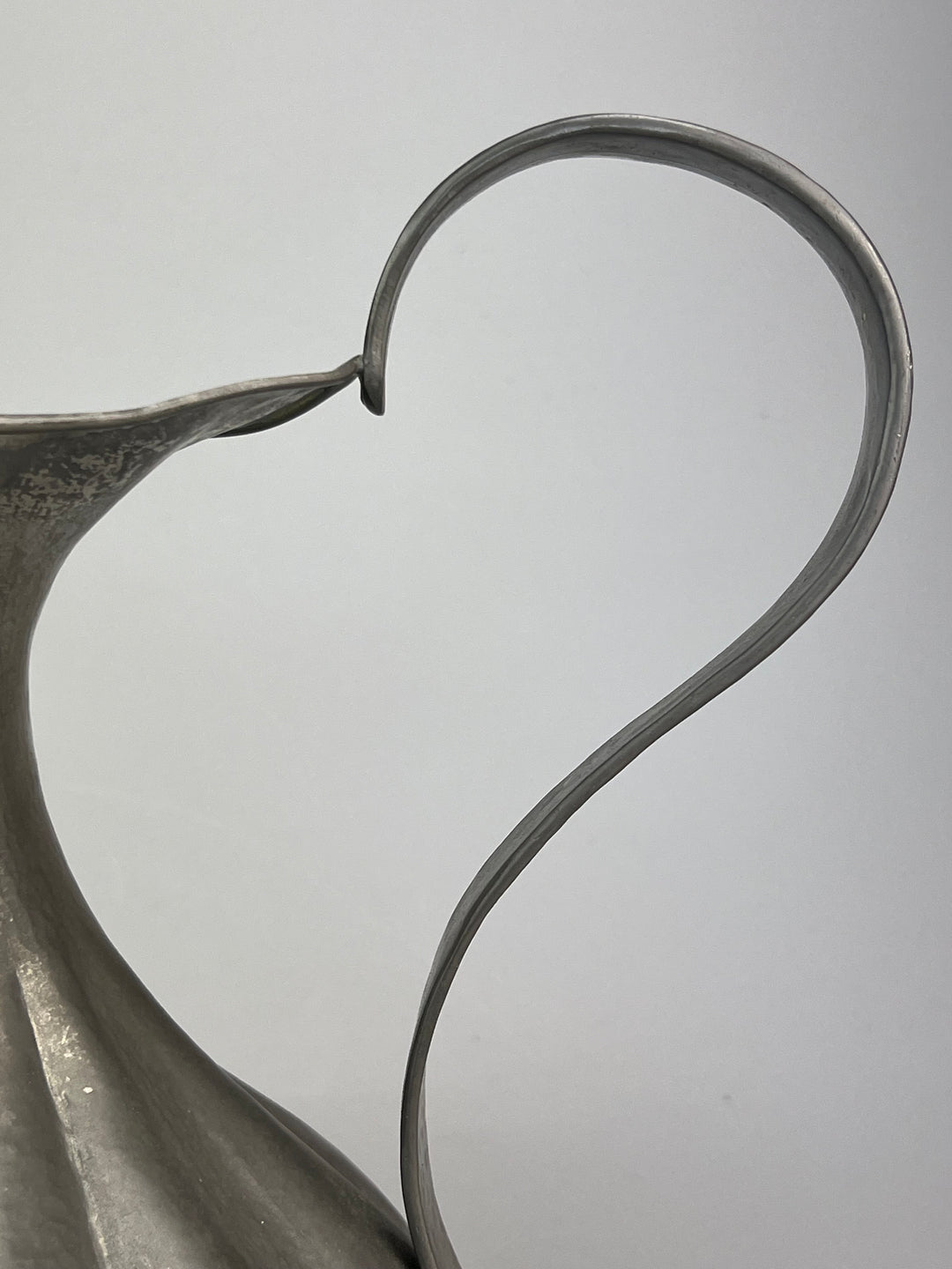 Brocca in peltro martellato a mano stile vintage