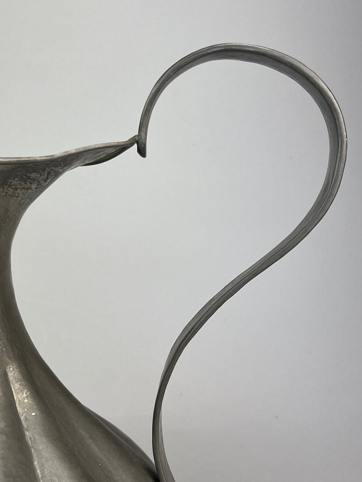 Brocca in peltro martellato a mano stile vintage