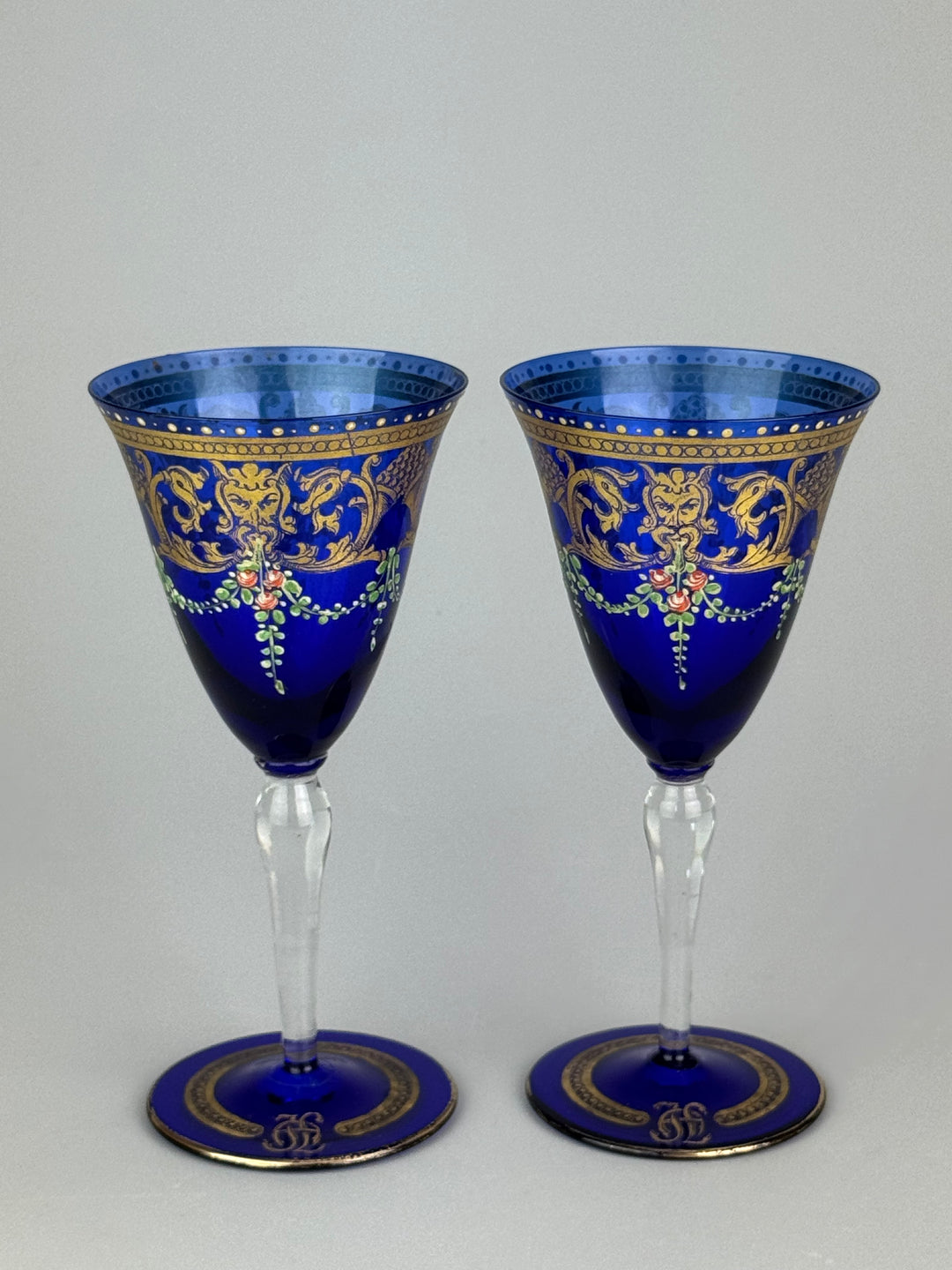 Coppia di calici vintage in vetro blu cobalto con decori dorati e floreali