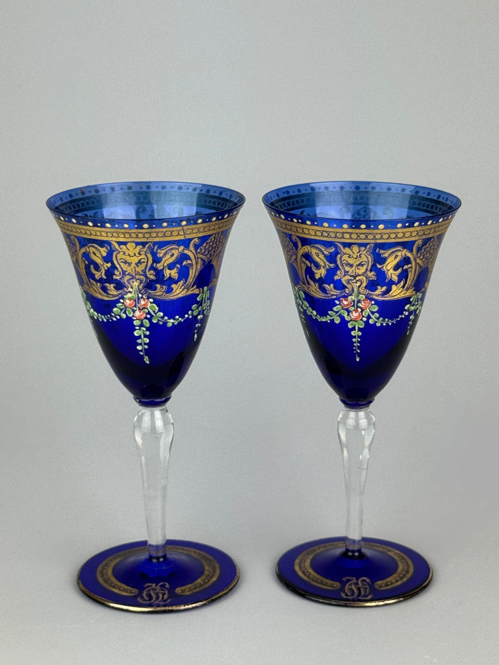 Coppia di calici vintage in vetro blu cobalto con decori dorati e floreali