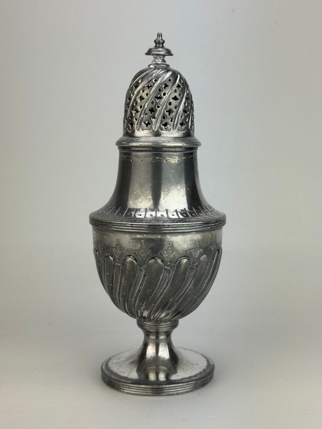 Spargizucchero inglese vintage in silverplate lavorato