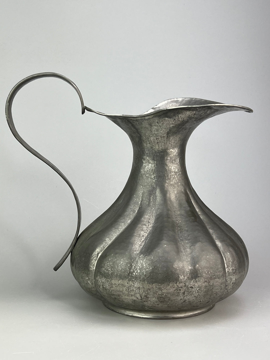 Brocca in peltro martellato a mano stile vintage