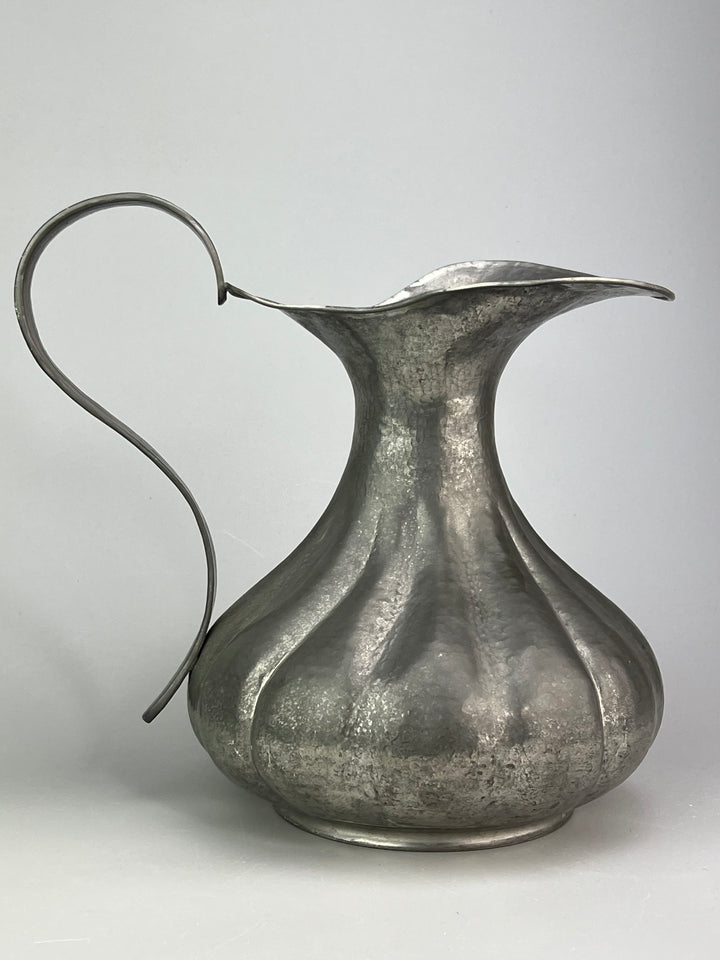 Brocca in peltro martellato a mano stile vintage