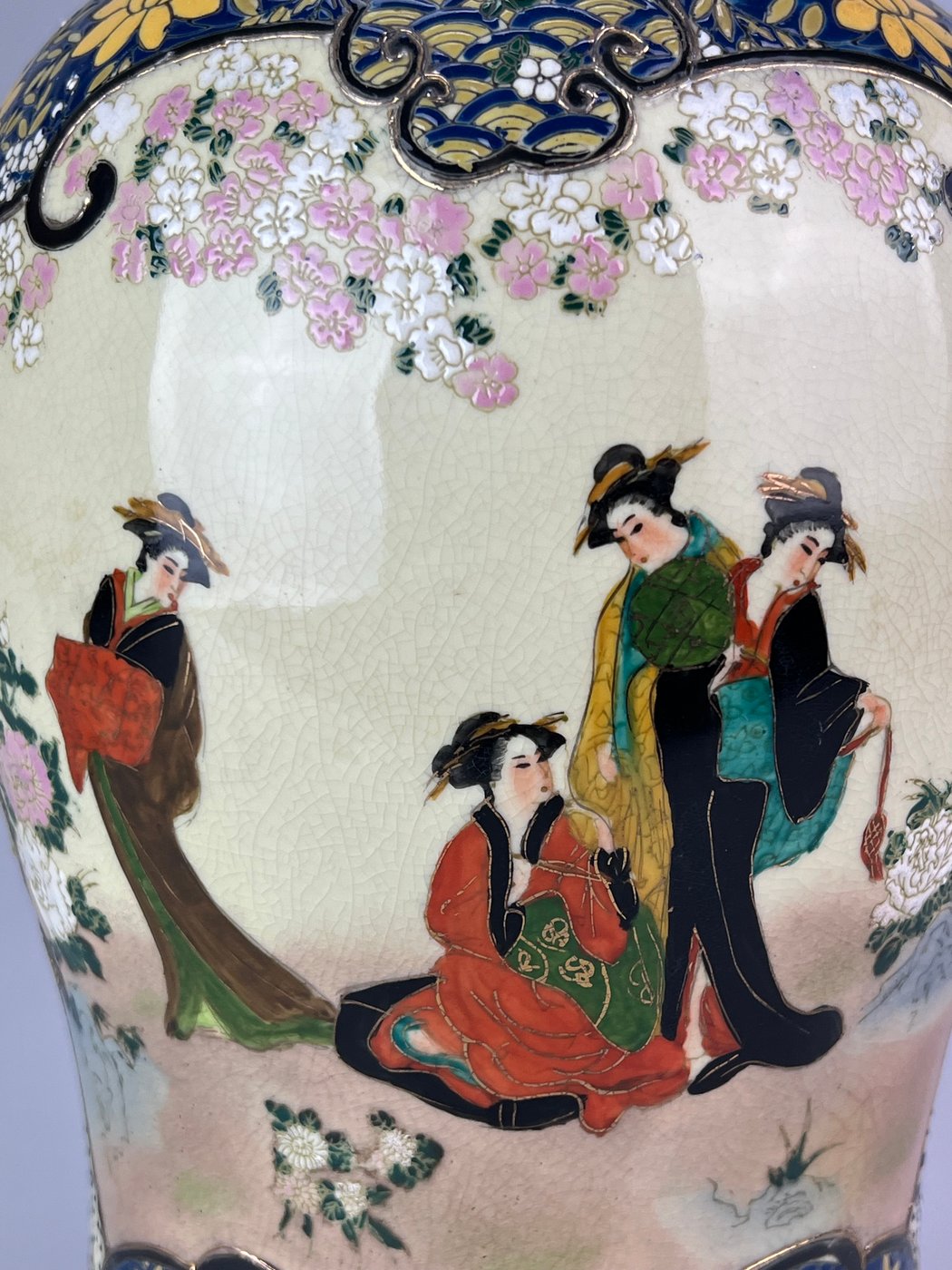 Potiche in ceramica cinese con geisha decoro floreale