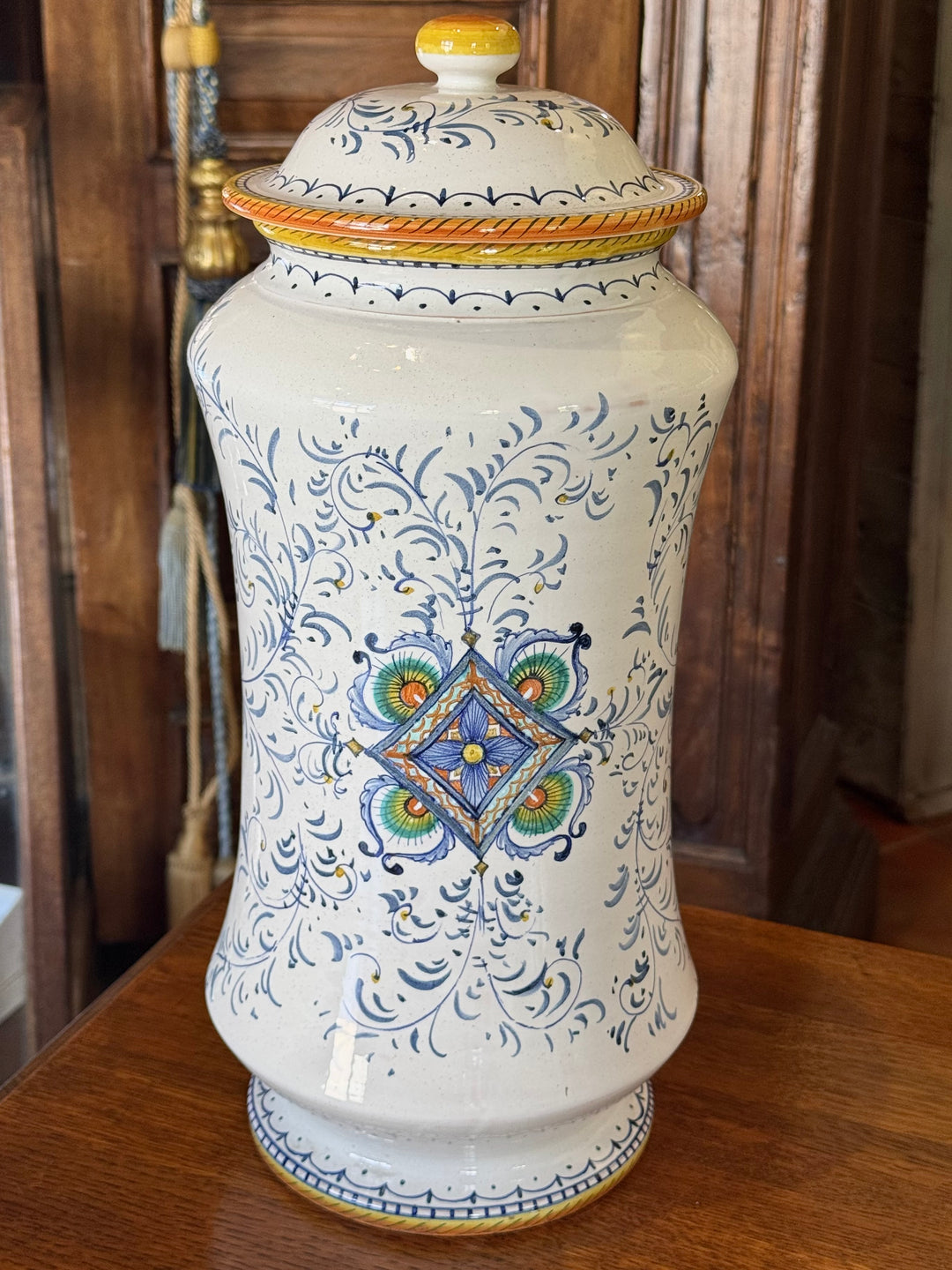 Vaso con coperchio in ceramica Deruta dipinta a mano