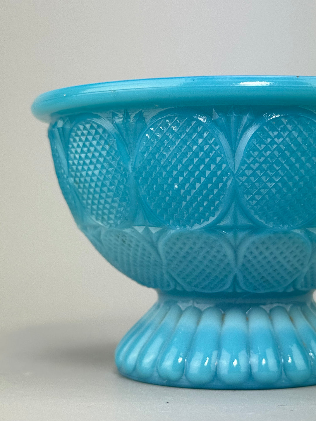 Ciotolina in vetro opalino azzurro con piede