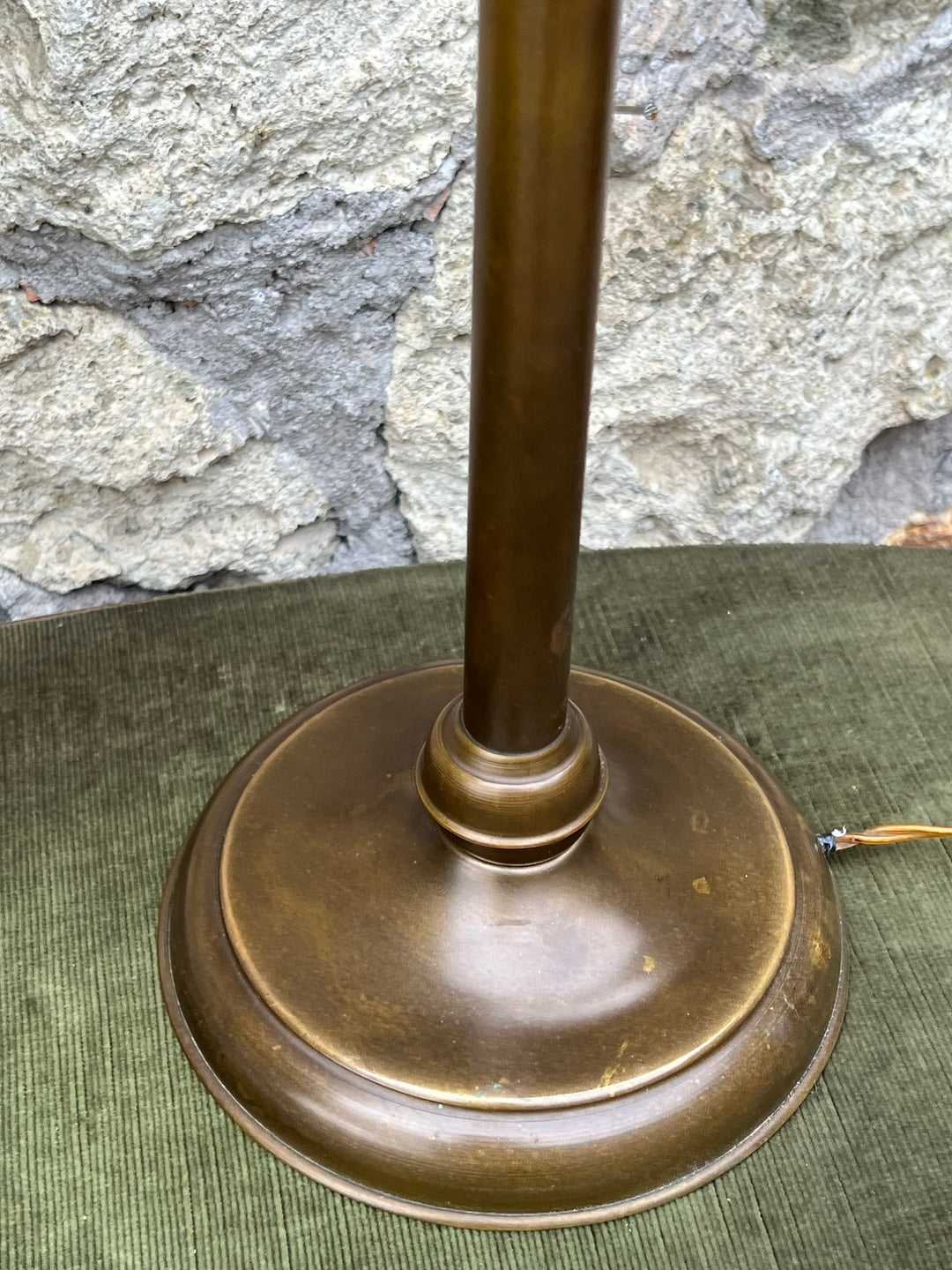Lampada da Tavolo Regolabile in Ottone – Paralume in Vetro Satinato, Vintage