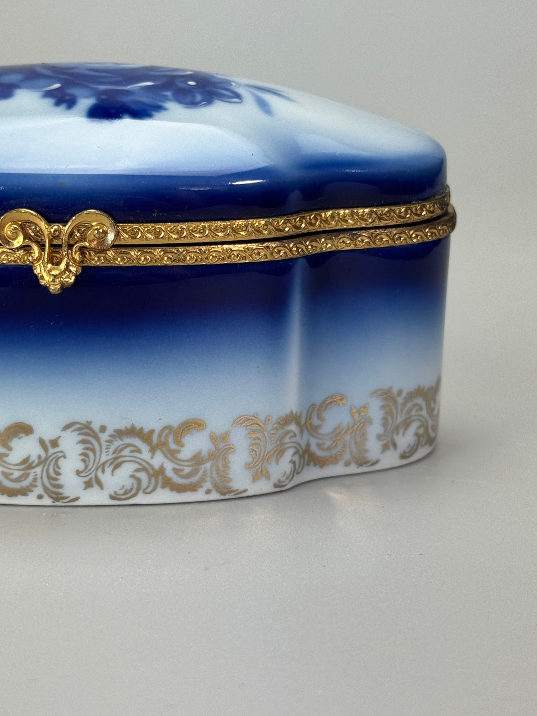 Scatola Portagioie porcellana Limoges decoro floreale blu dettagli dorati