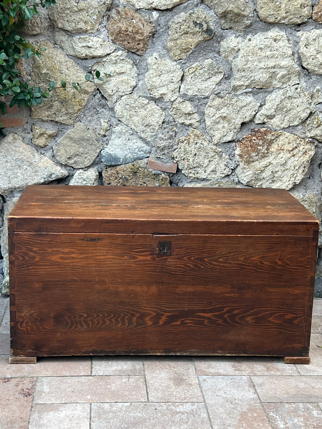Baule antico in legno massello con maniglie laterali Italia, inizio ‘900