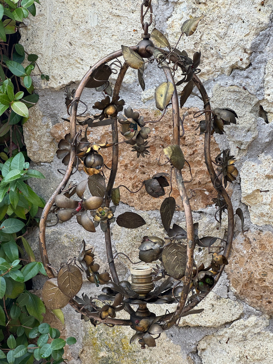 Lampadario vintage in ferro dorato con decori floreali