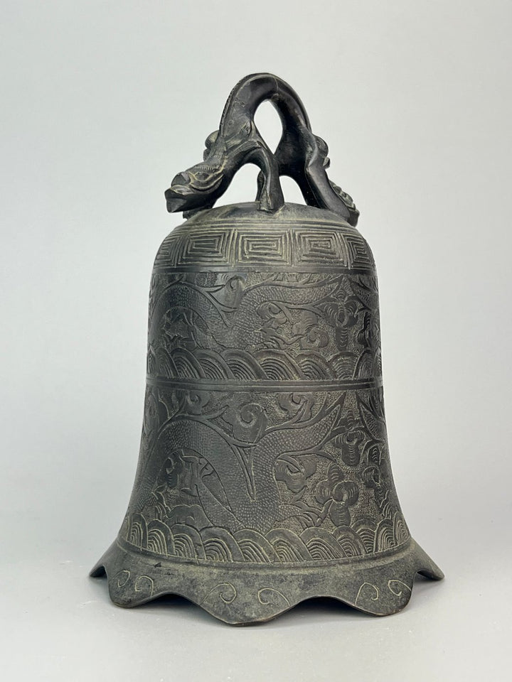 Campana cinese in bronzo con iscrizioni e decori a rilievo XX secolo