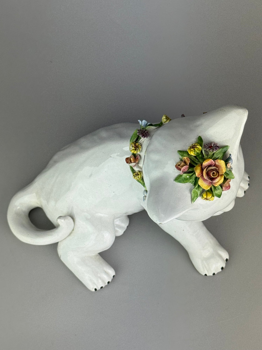 Statua Gatto decorativo vintage in ceramica italiana con fiori applicati