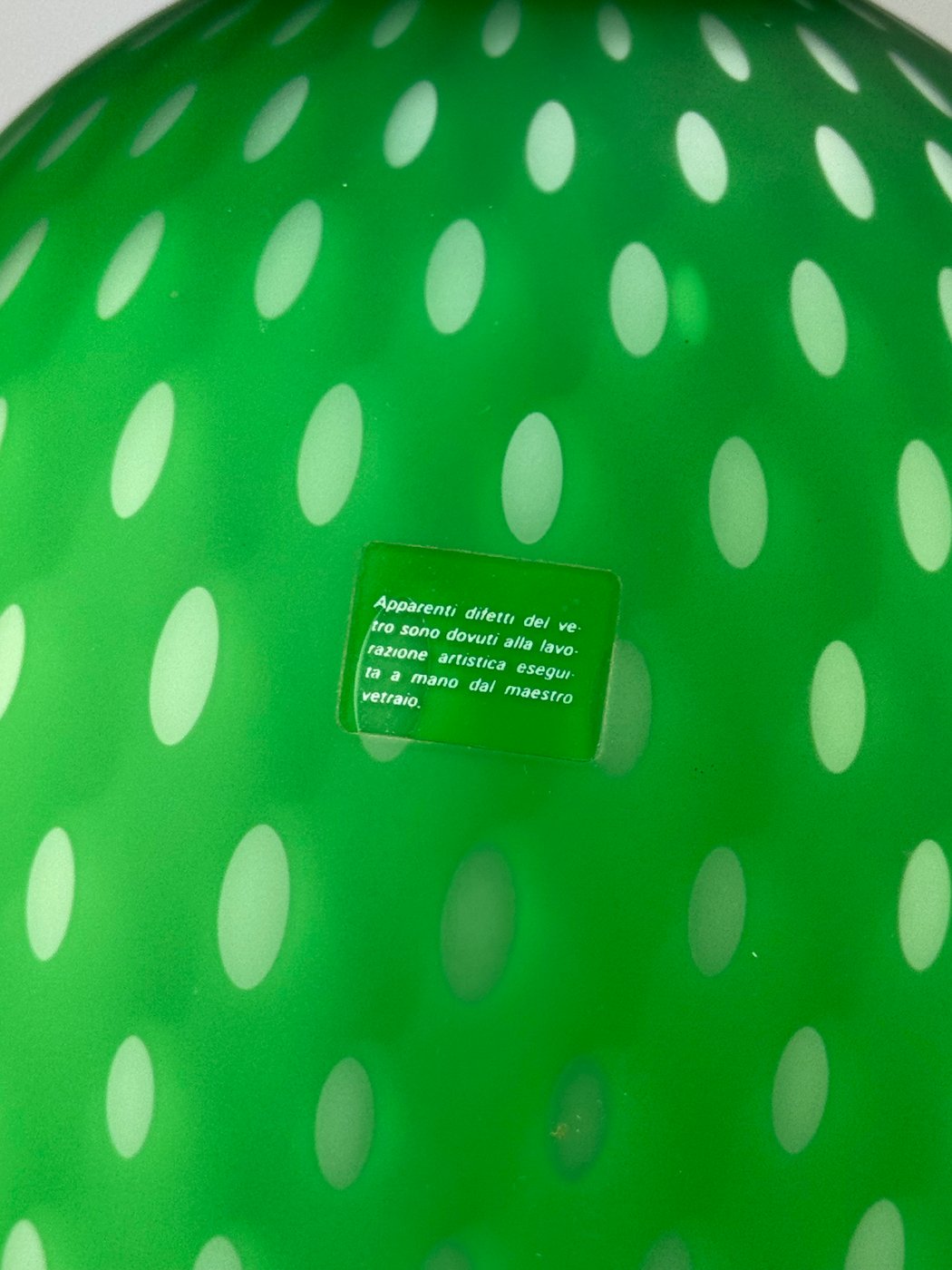 Vaso in vetro di Murano verde smeraldo a pois bianchi soffiato a mano anni ’70