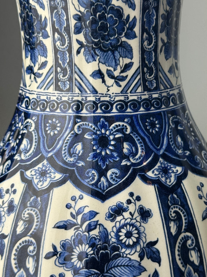 Vaso decorativo in ceramica bianca e blu stile delft