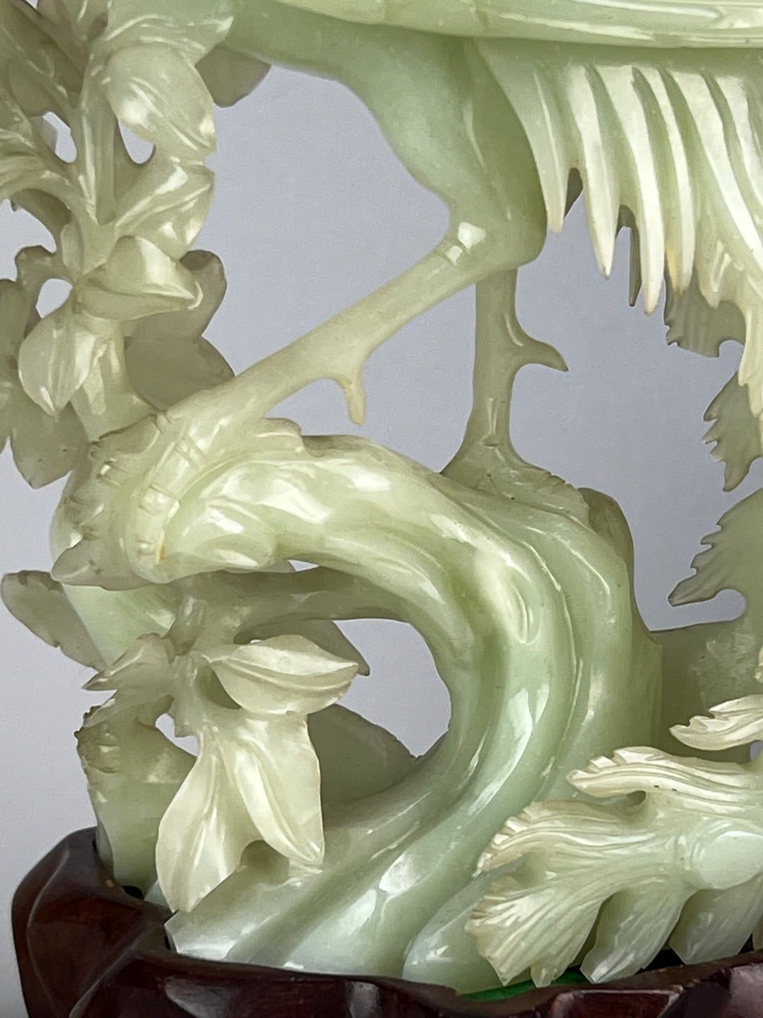 Scultura orientale in giada, Fenice su base in legno intagliato