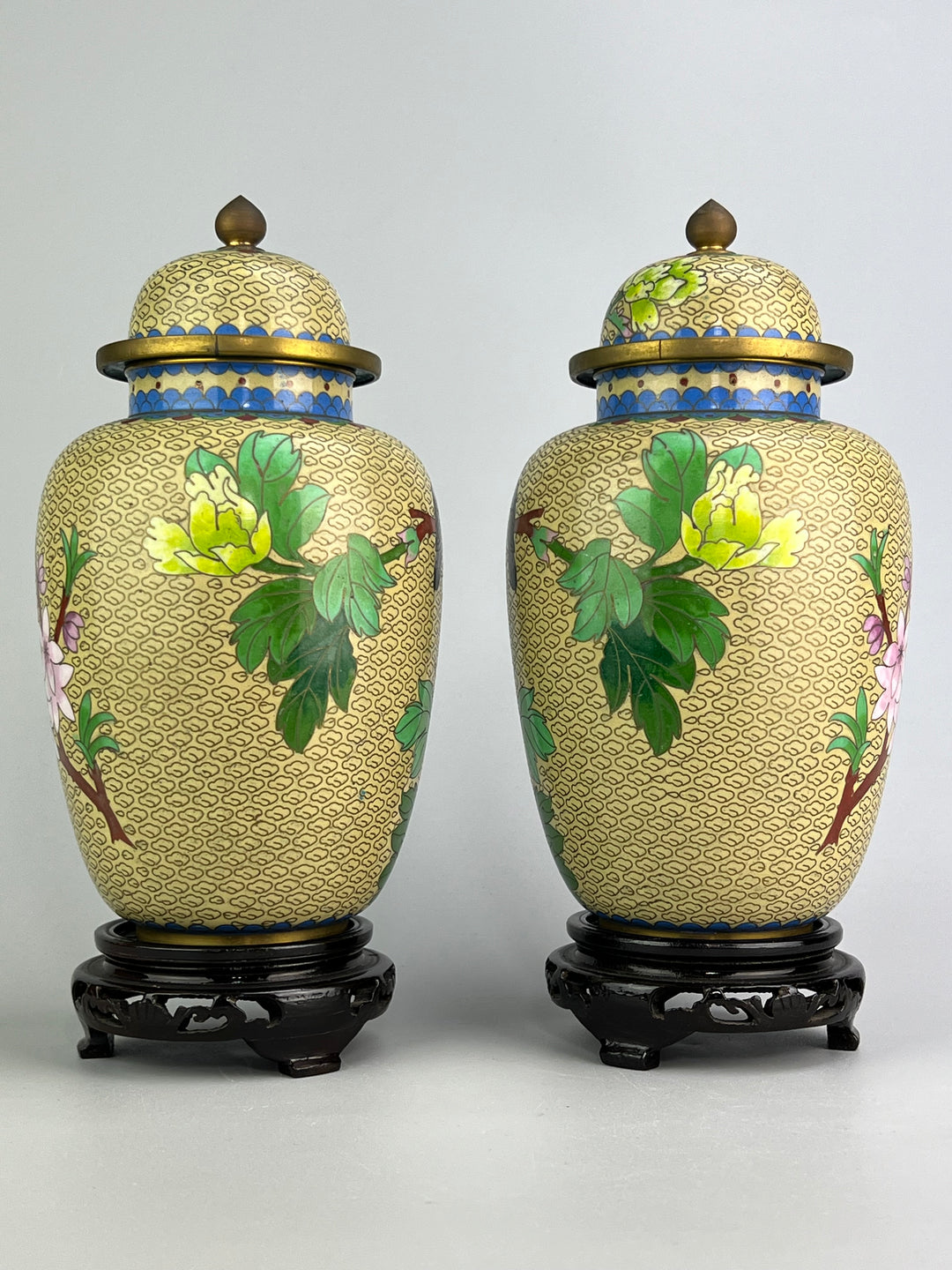 Coppia di vasi cinesi cloisonné con coperchio e base in legno