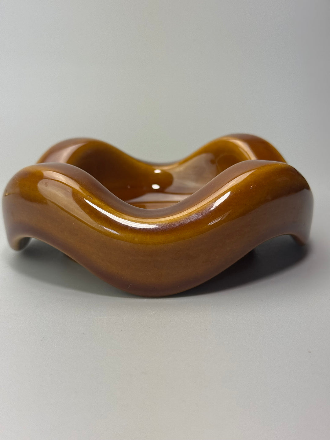 Coppia di Posacenere Mid-Century in ceramica smaltata color ambra