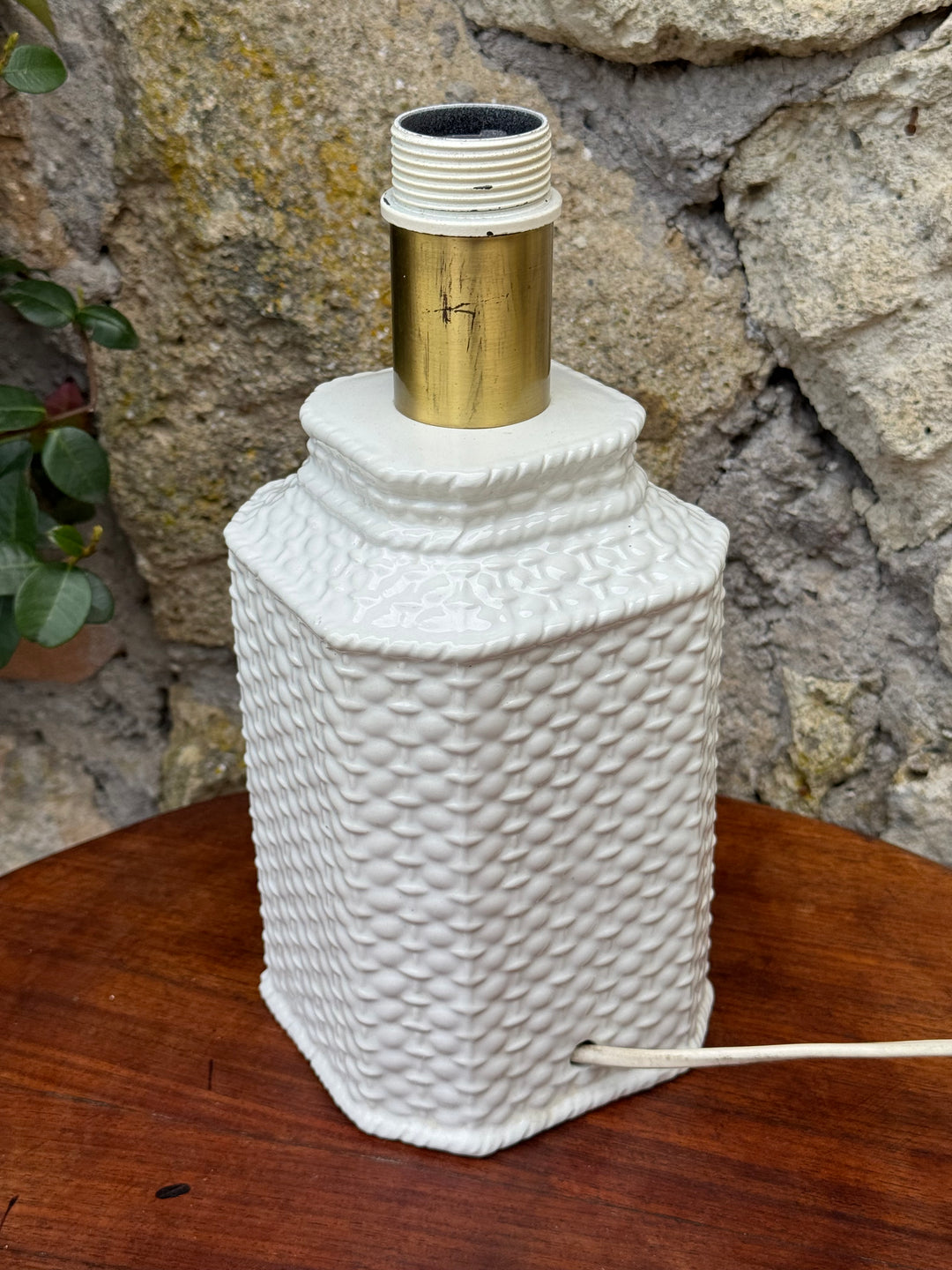 Lampada da tavolo vintage in ceramica bianca effetto intrecciato con paralume plissettato