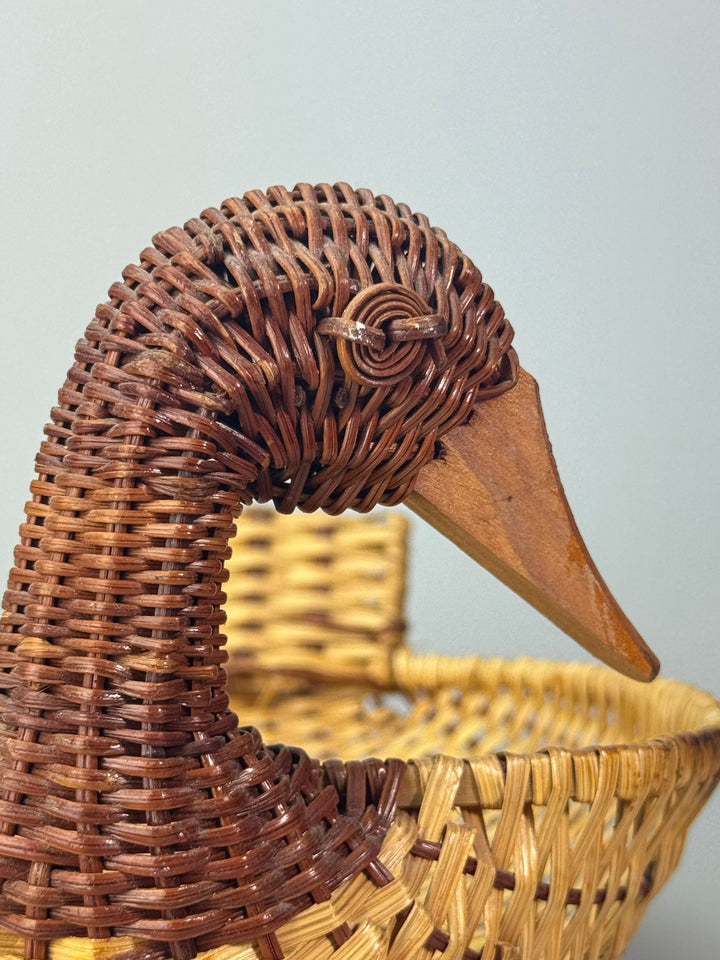 Cestino vintage in vimini a forma di anatra intrecciata