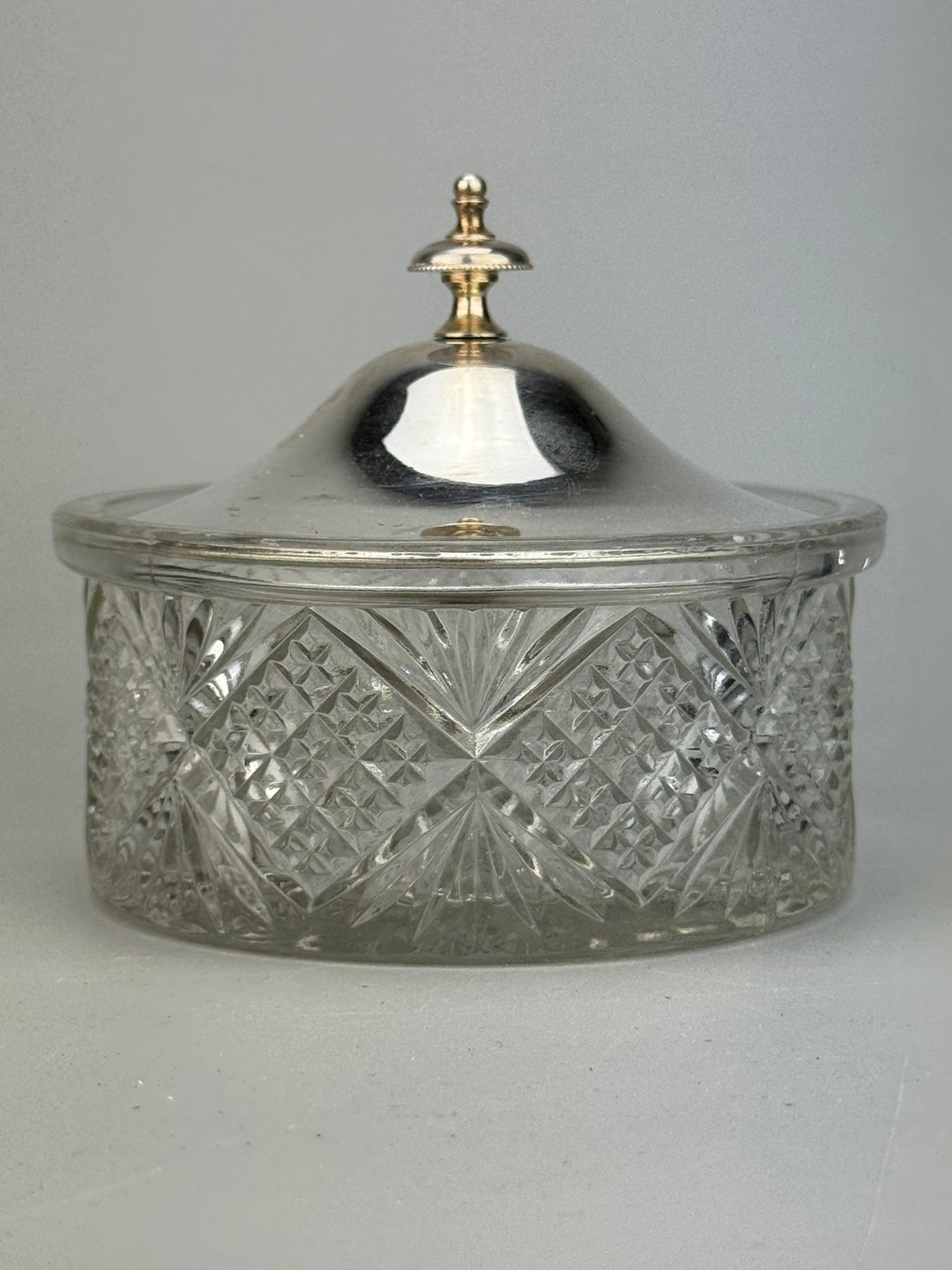 Formaggiera vintage in Vetro con coperchio e vassoio in silverplate