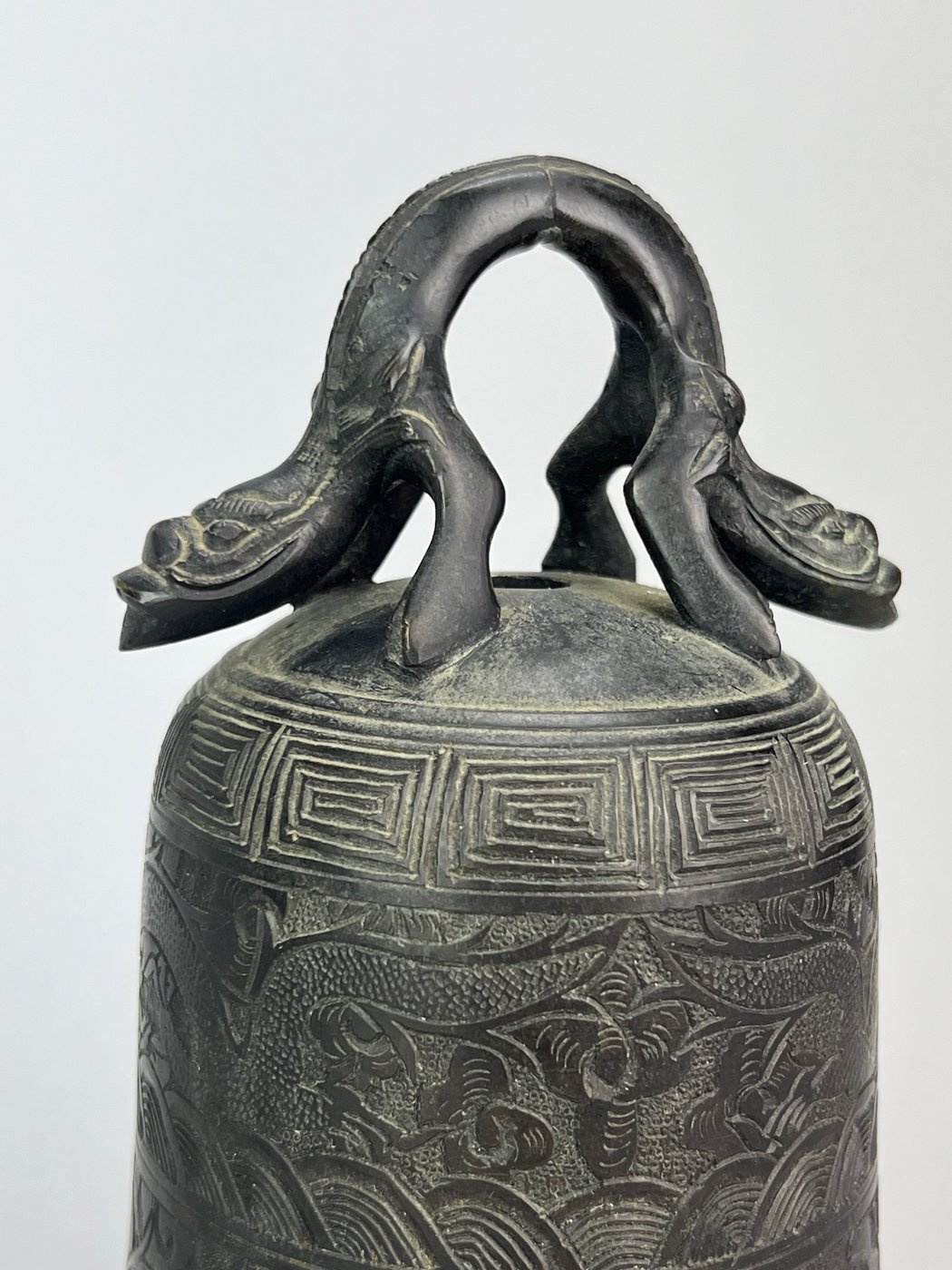 Campana cinese in bronzo con iscrizioni e decori a rilievo XX secolo