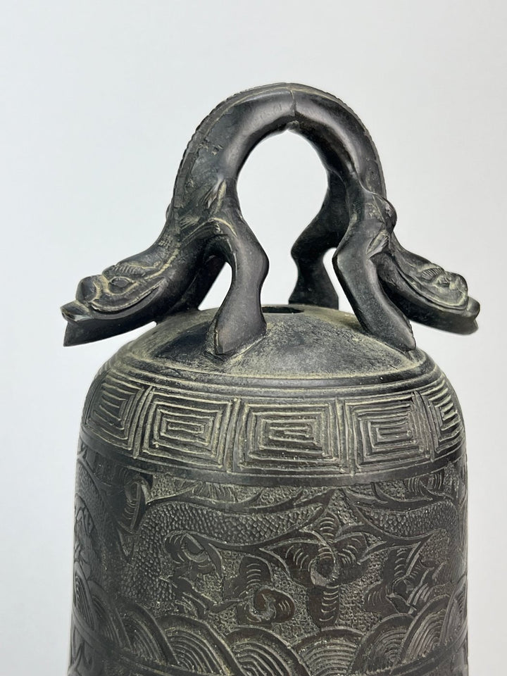 Campana cinese in bronzo con iscrizioni e decori a rilievo XX secolo