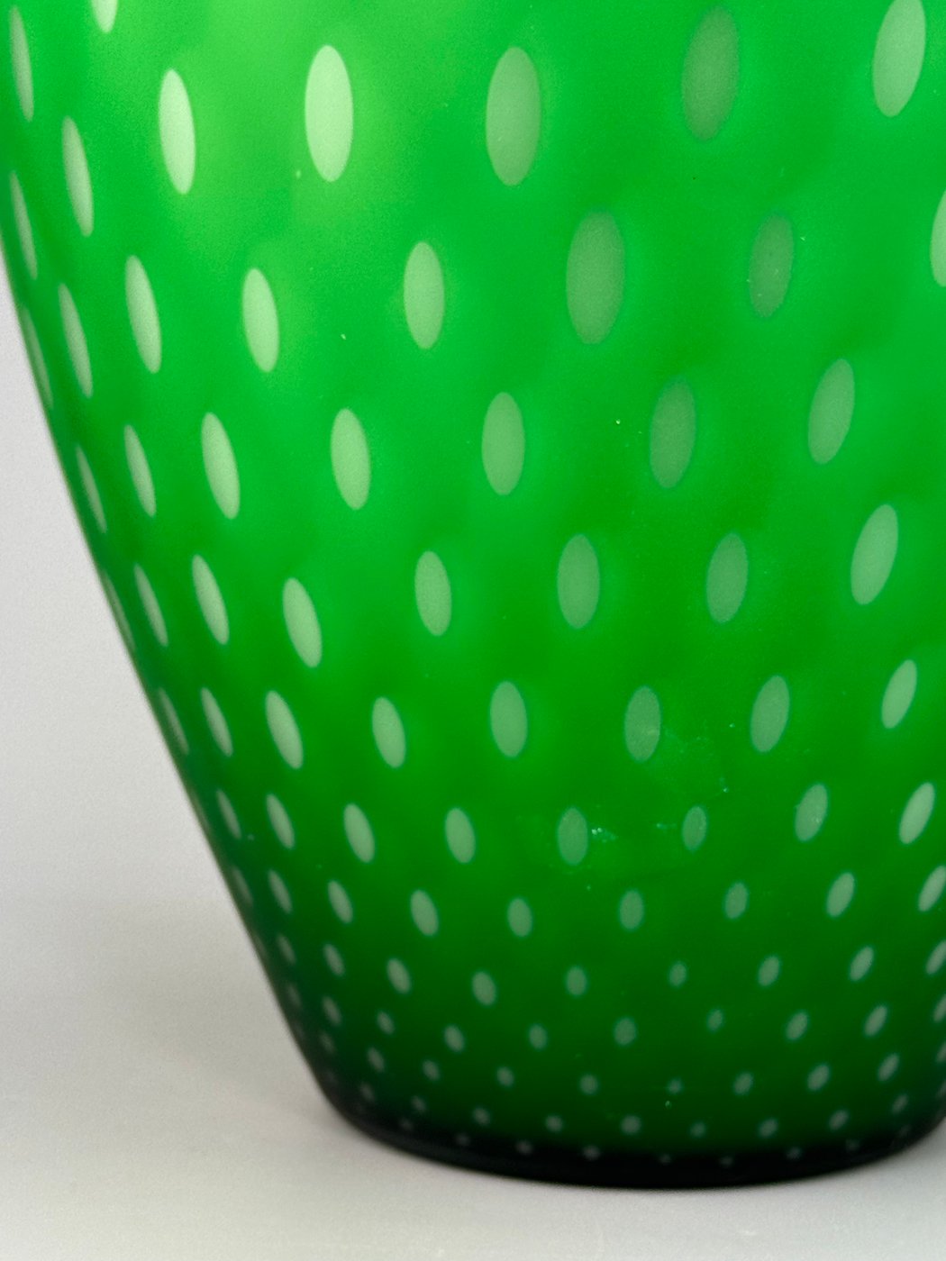 Vaso in vetro di Murano verde smeraldo a pois bianchi soffiato a mano anni ’70