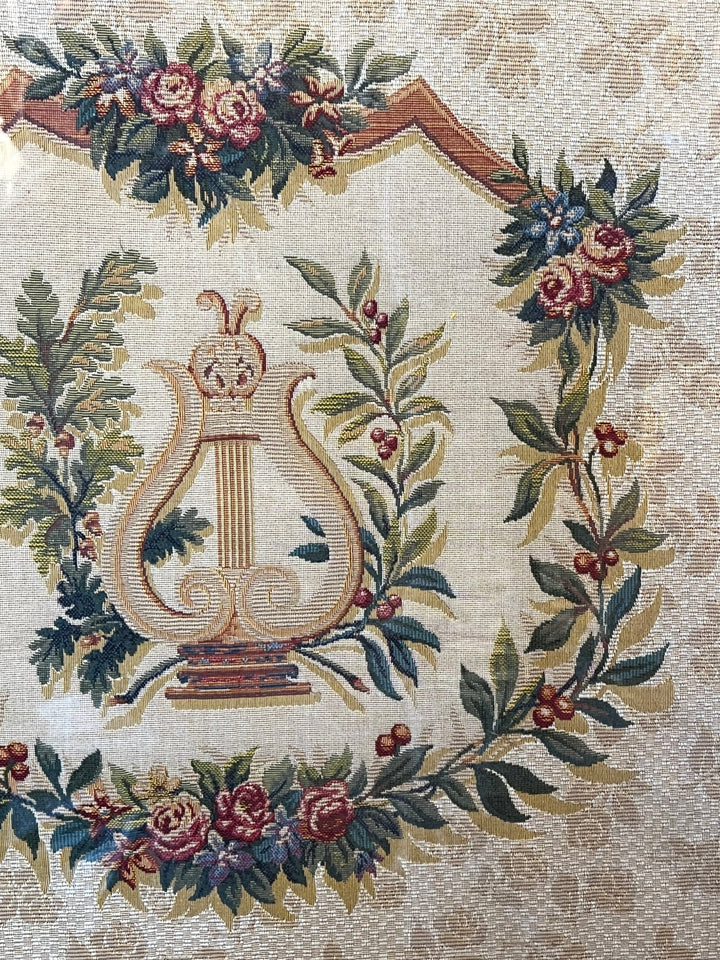 Arazzo decorativo incorniciato con lira e ghirlanda floreale stile classico