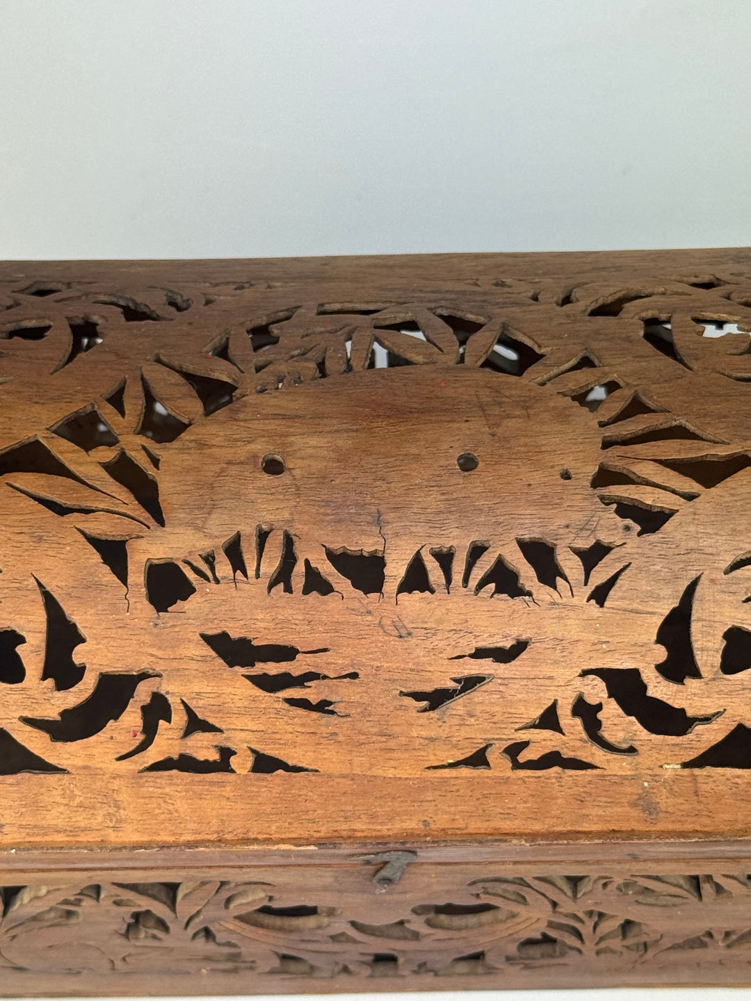 Scatola in legno intagliato traforato vintage