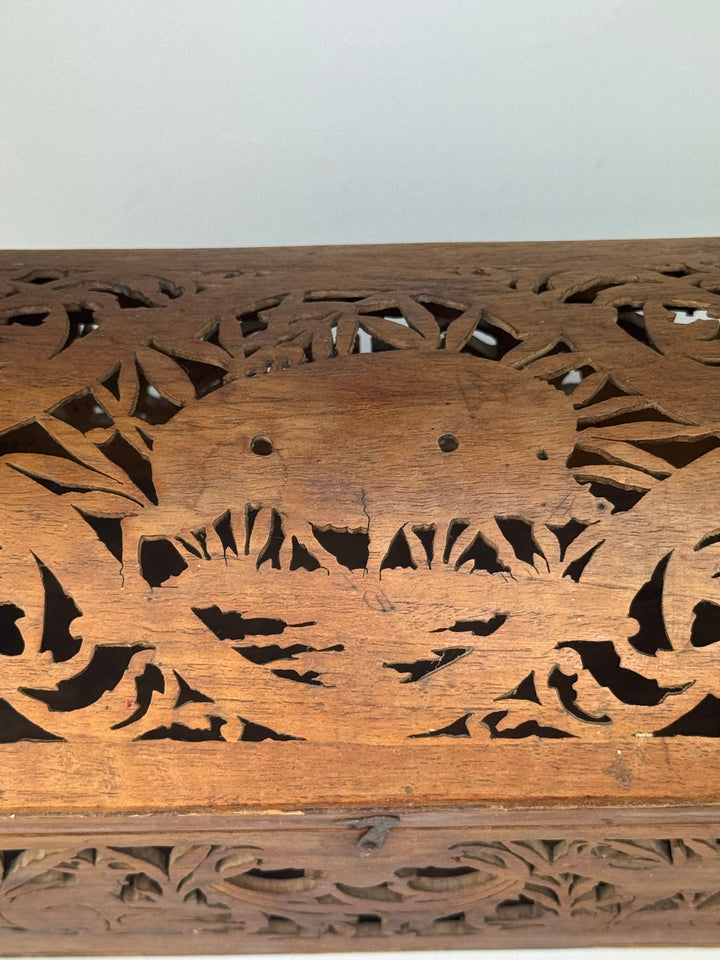 Scatola in legno intagliato traforato vintage