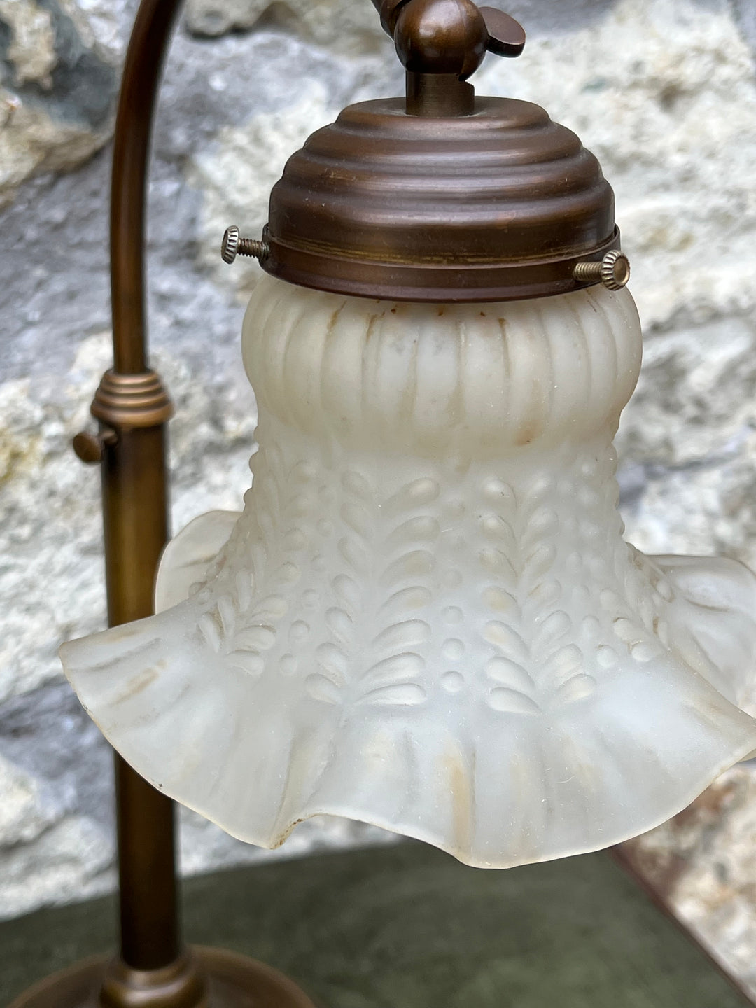 Lampada da Tavolo Regolabile in Ottone – Paralume in Vetro Satinato, Vintage
