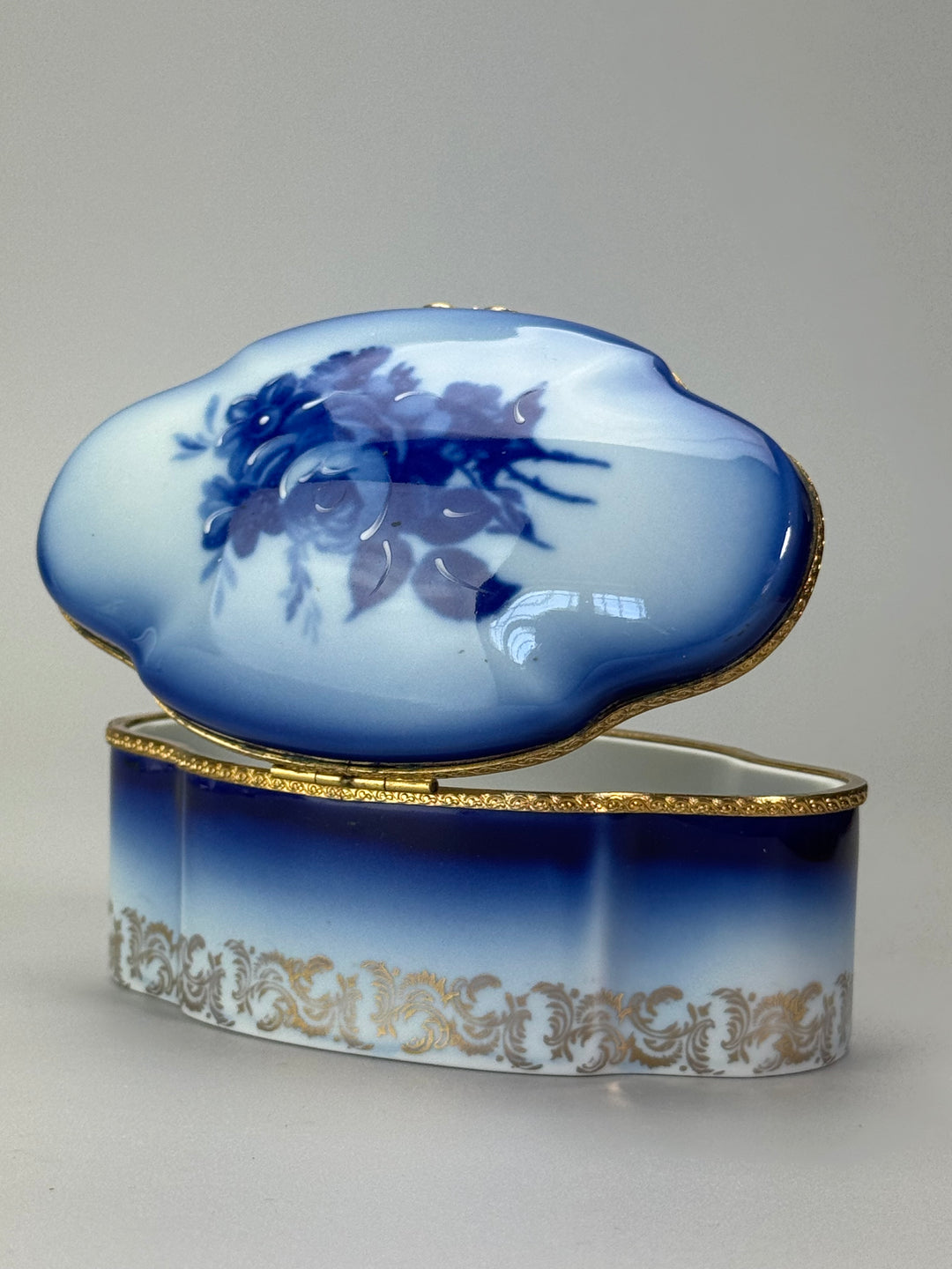 Scatola Portagioie porcellana Limoges decoro floreale blu dettagli dorati