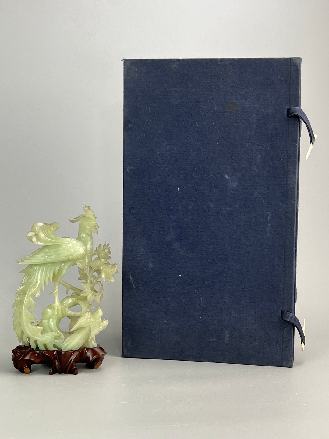 Scultura orientale in giada, Fenice su base in legno intagliato