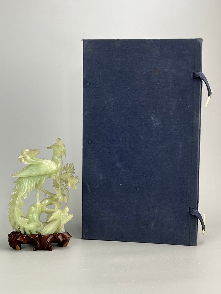 Scultura orientale in giada, Fenice su base in legno intagliato