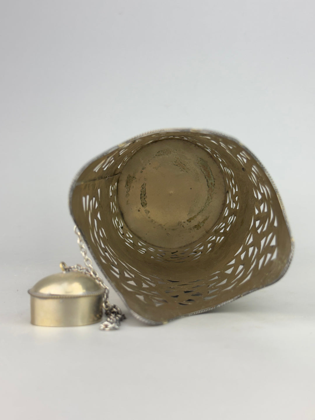Portabottiglie decorativo in metallo traforato con coperchio