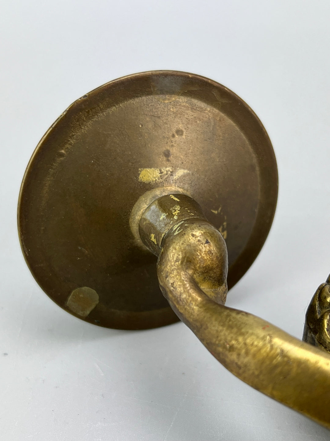 Coppia di putti portacandela in ottone dorato