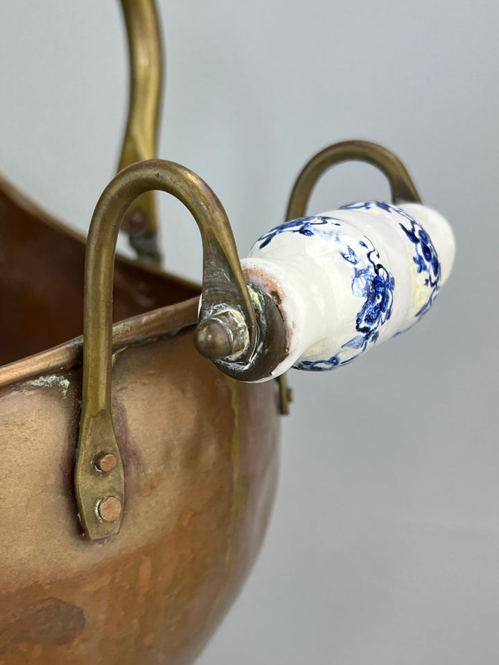 Versatoio in rame per carbone con manici in porcellana decorata