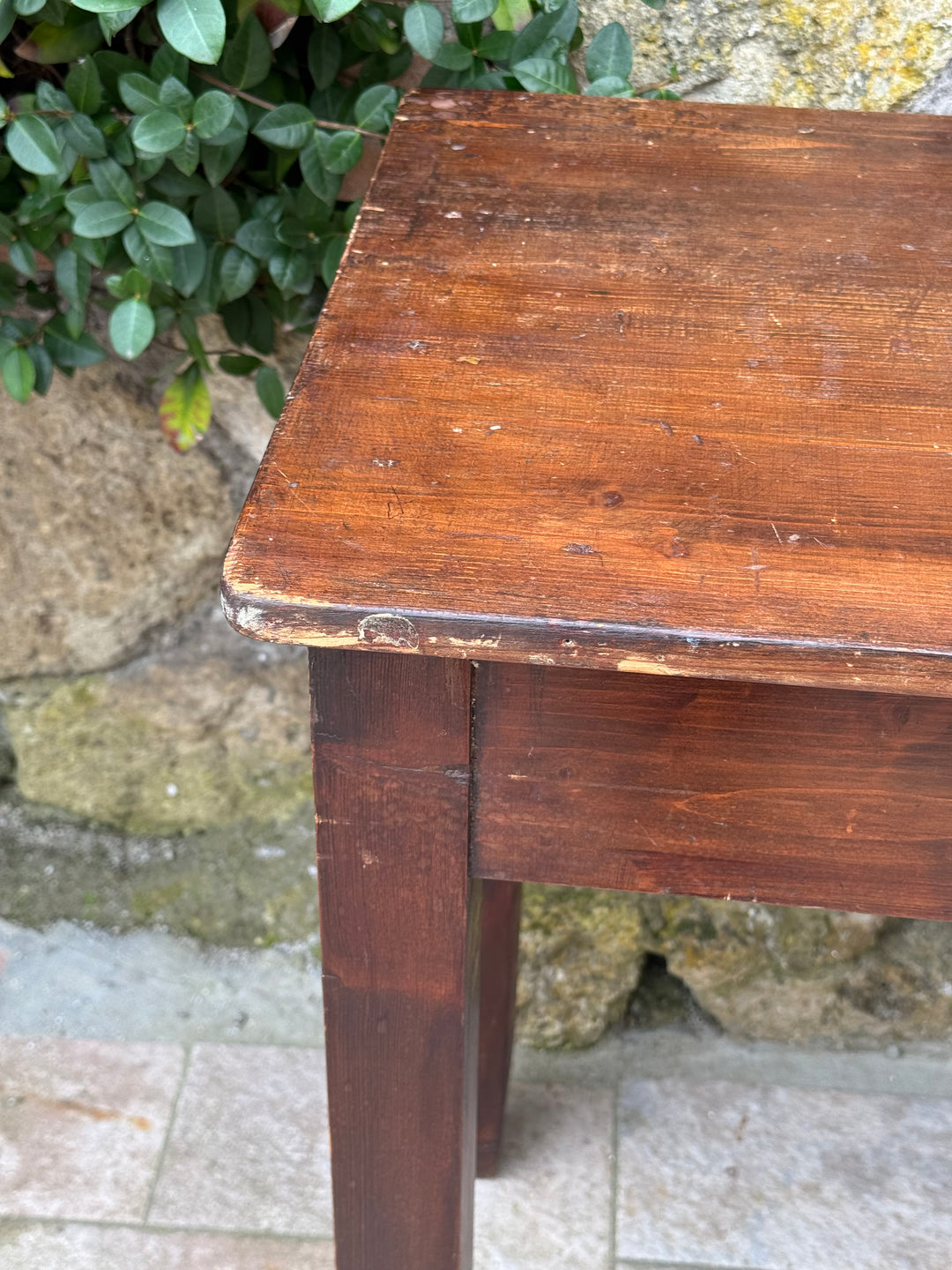 Scrittoio vintage in legno massello con cassetto centrale