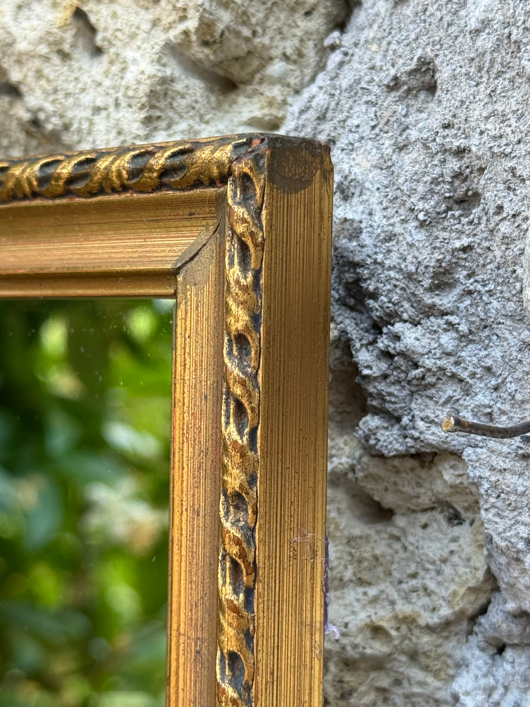 Specchi da parete vintage in legno dorato con cornice lavorata