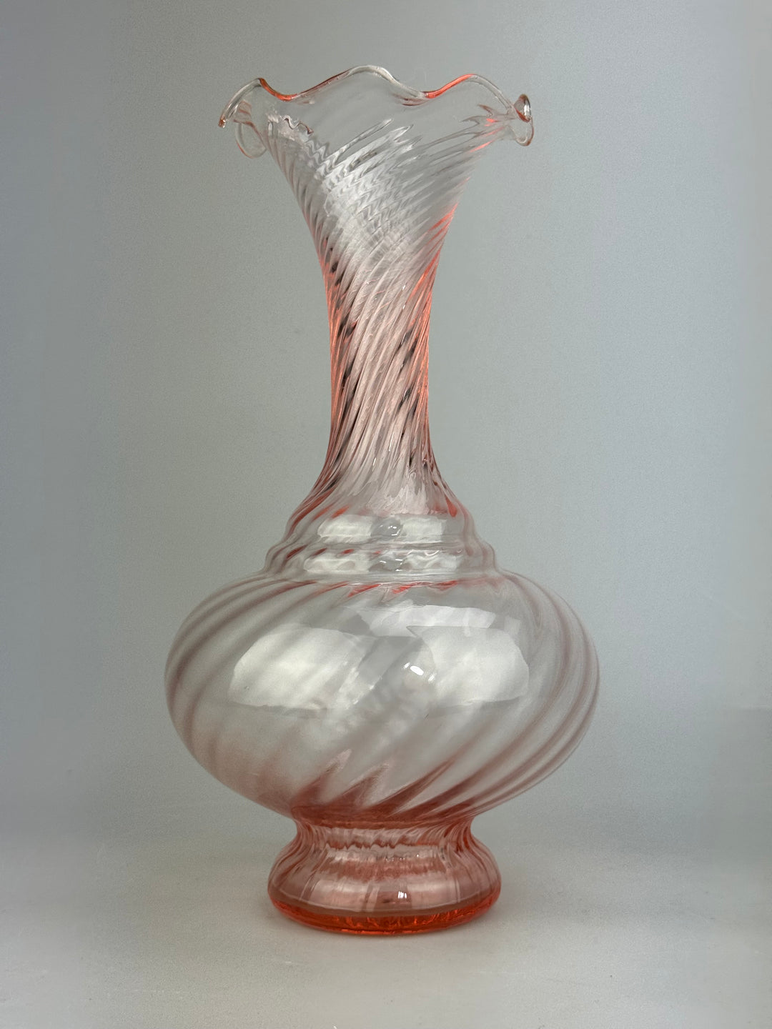 Vaso vintage in vetro rosa a spirale con bordo a fazzoletto