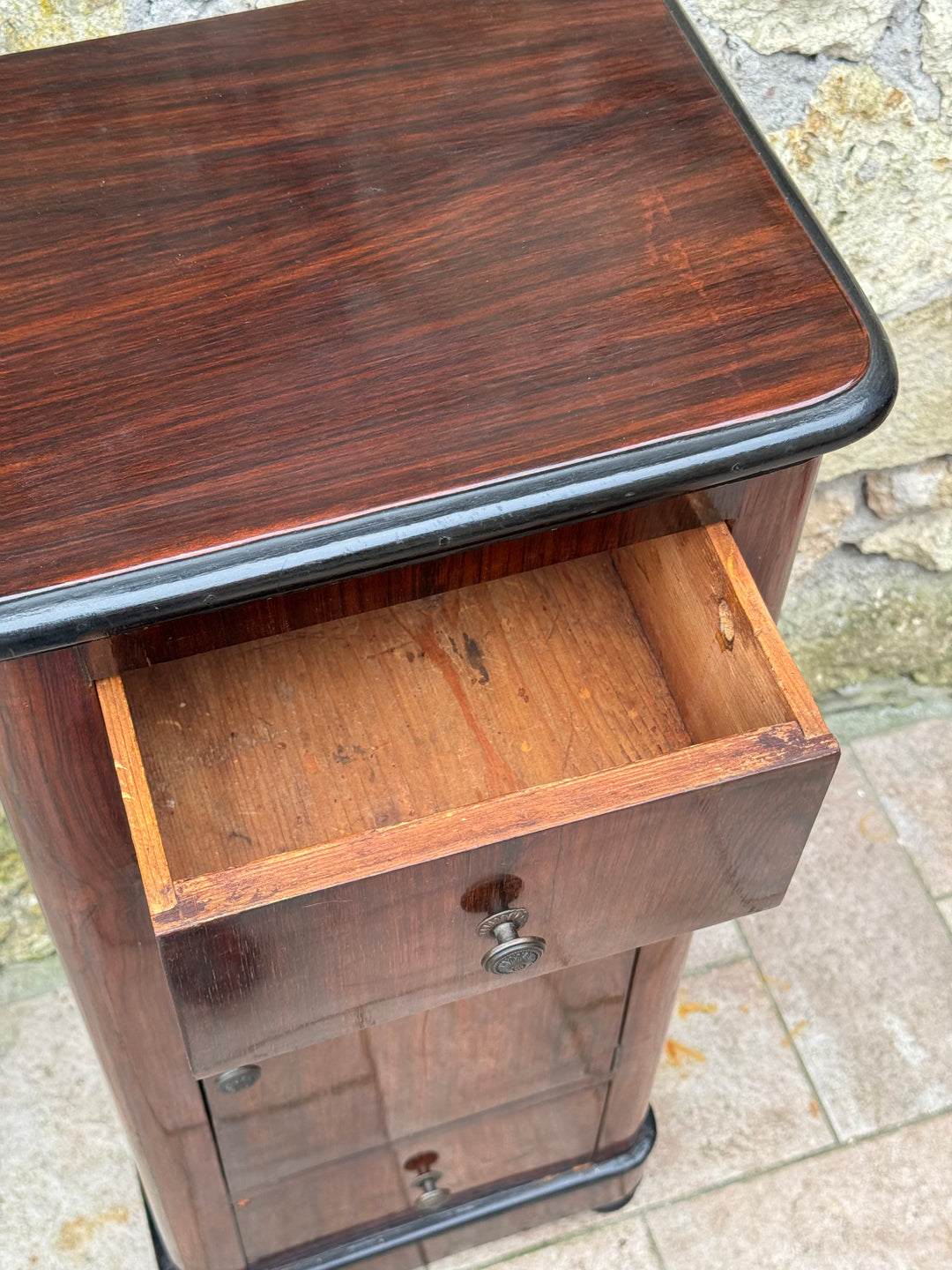 Comodino antico a colonna con anta e due cassetti Italia prima metà Novecento