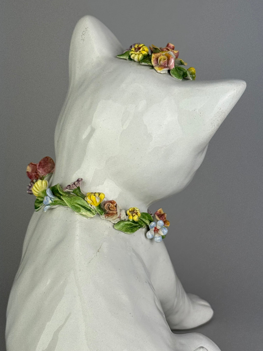 Statua Gatto decorativo vintage in ceramica italiana con fiori applicati