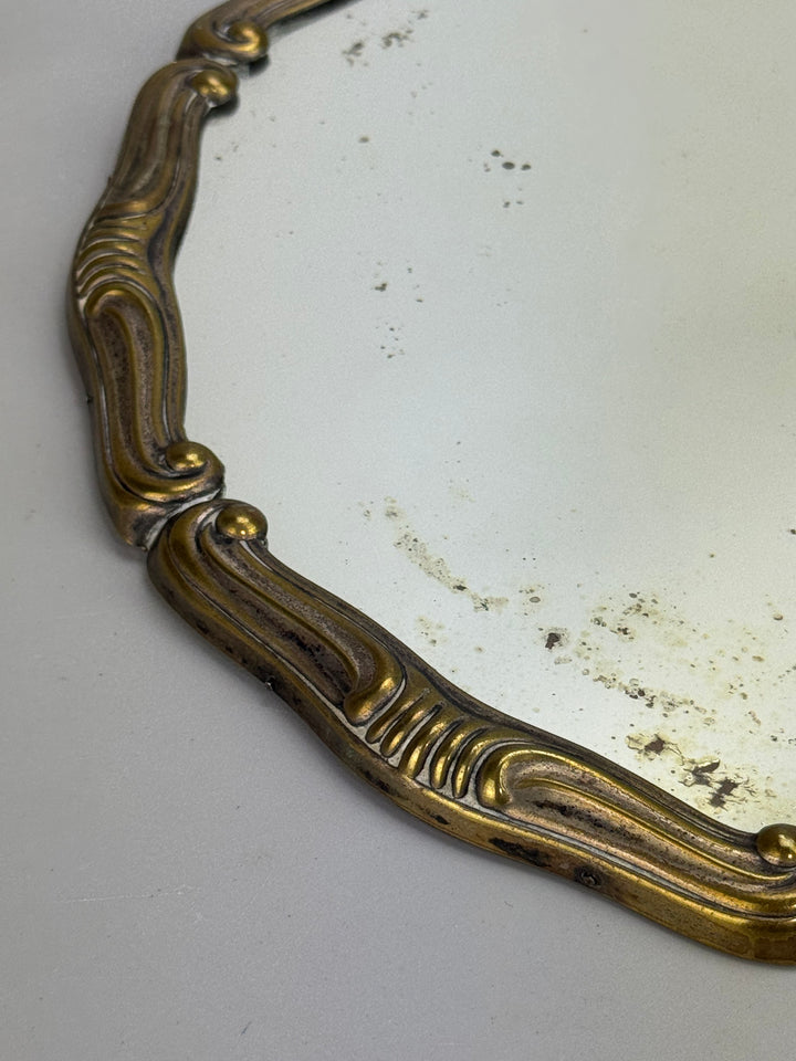 Vassoio vintage con specchio a mercurio e bordo in ottone dorato con piedini
