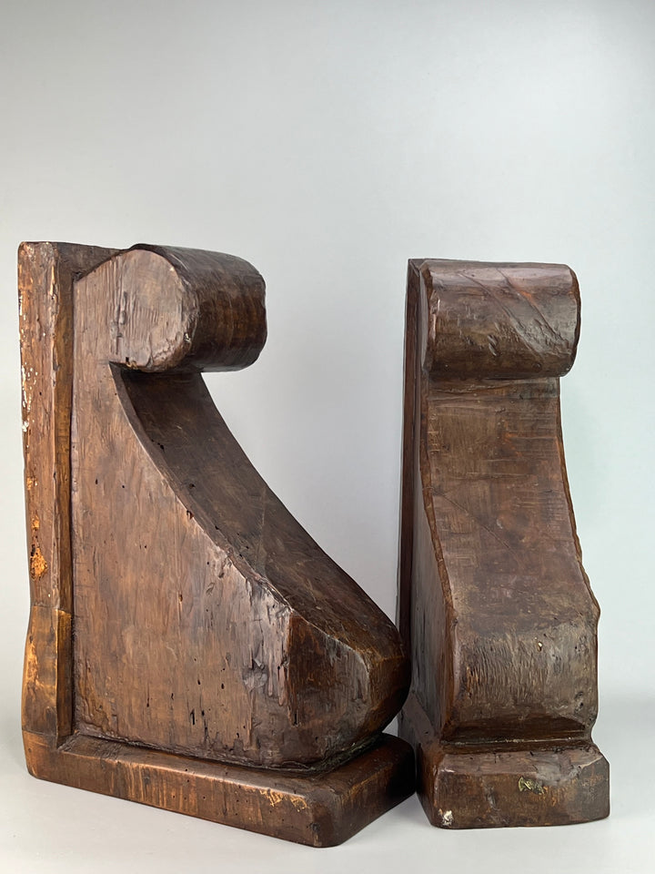 Coppia di capitelli in legno intagliati a mano elementi architettonici antichi