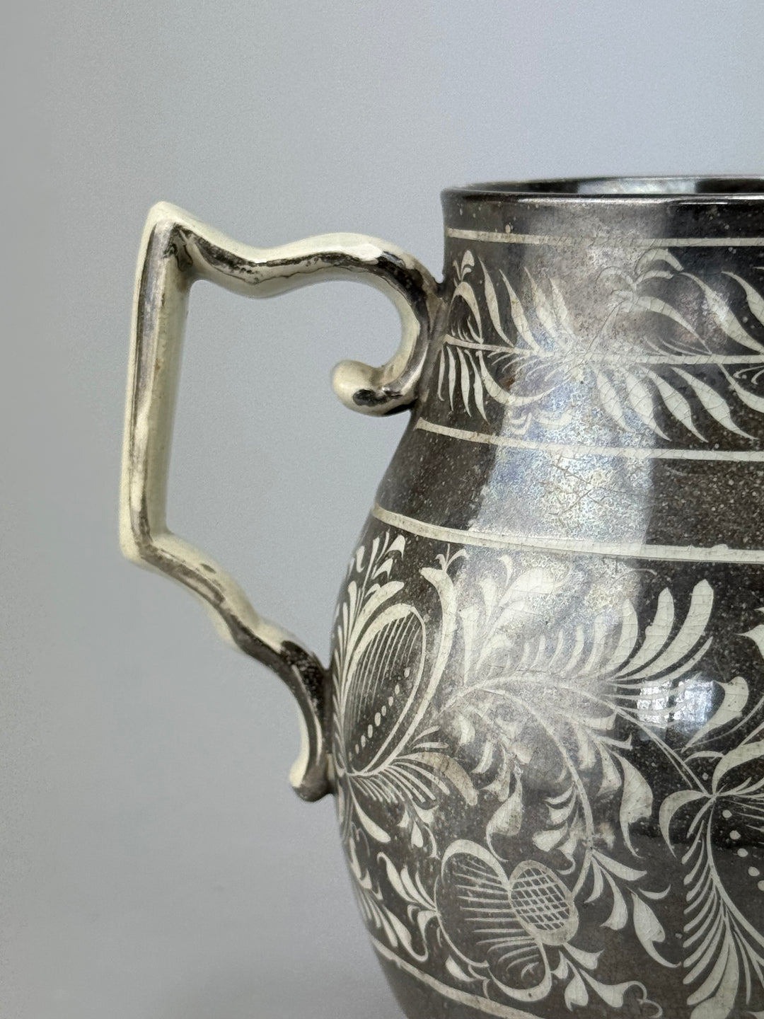 Brocca in ceramica con decoro argentato floreale