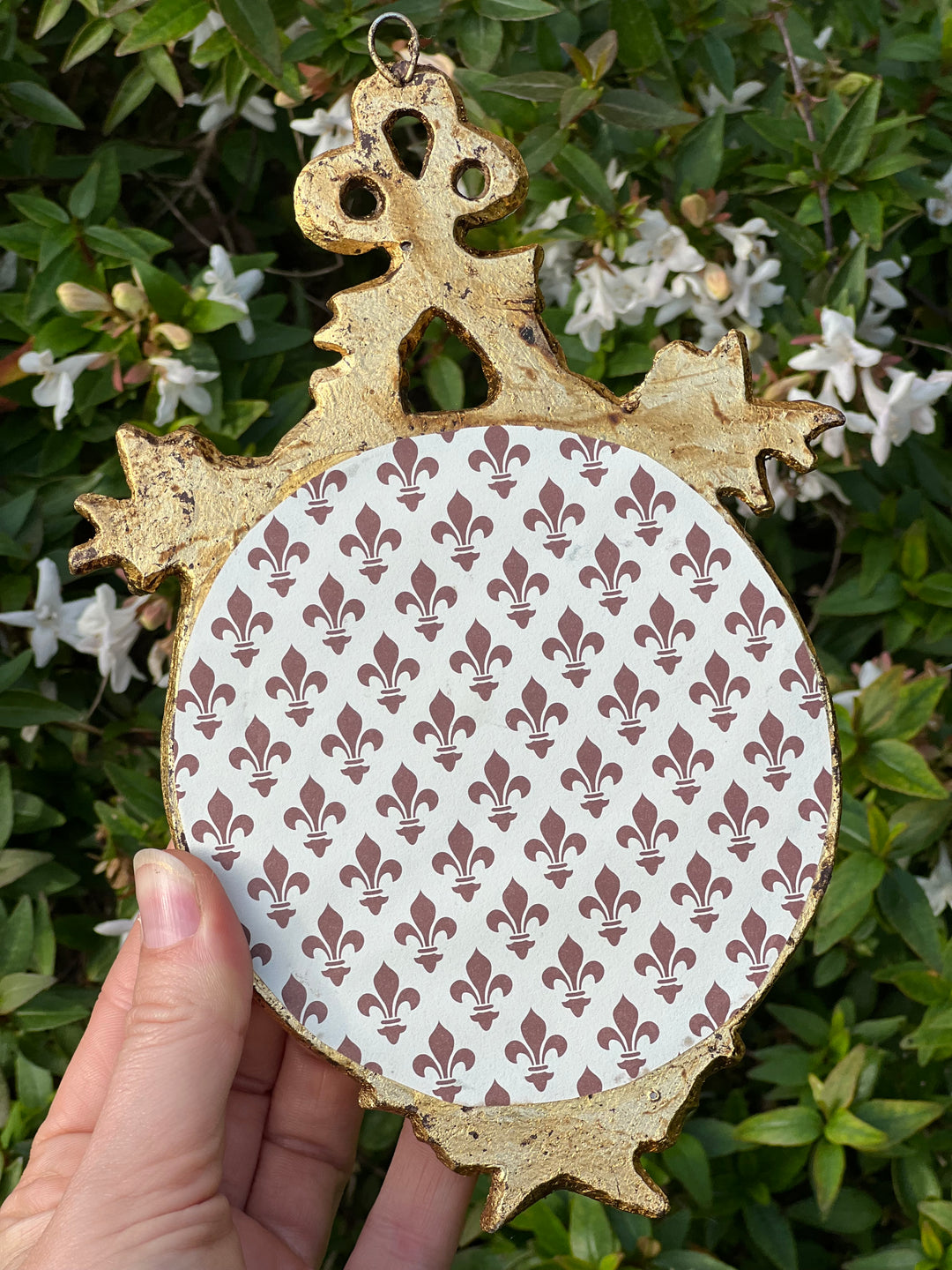 Specchietto dorato dettaglio fiocchetto misure 13x19 cm